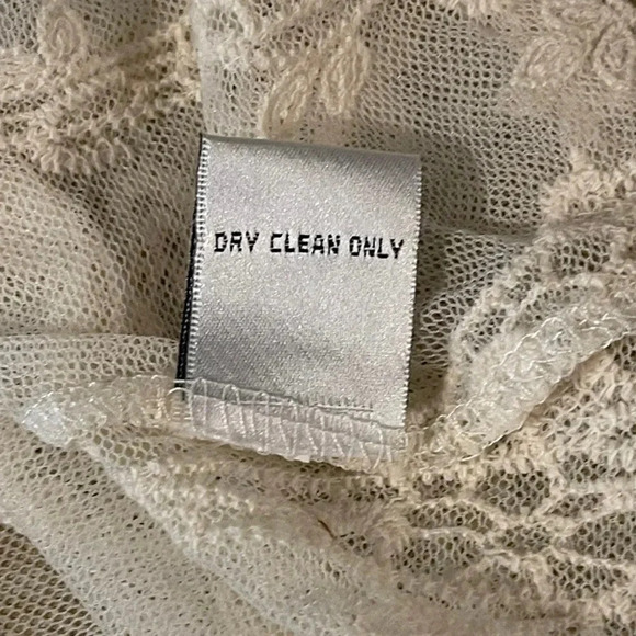 GORGEOUS crochet/lace tunic with bell sleeves. - Picture 9 of 11